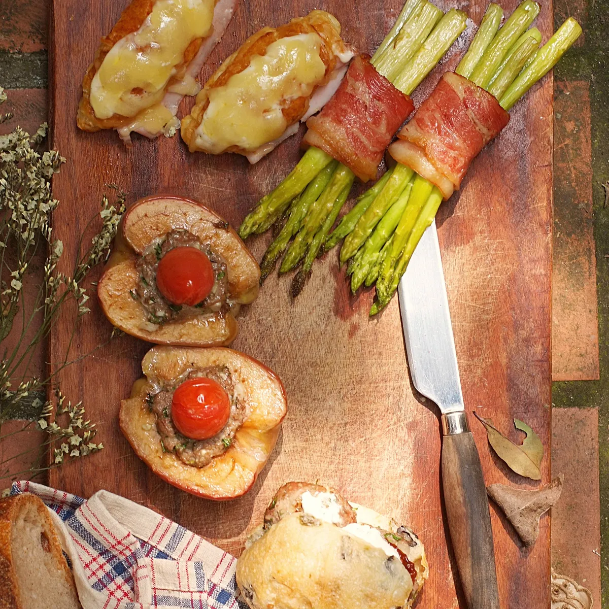 Houten plank met warme borrelhapjes en asperges